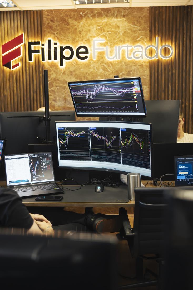 Estações de operação no escritório Filipe Furtado